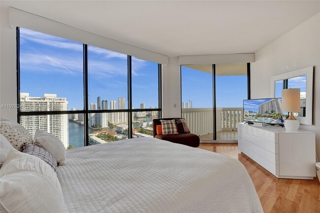 Building Photo - 2000 Island Blvd