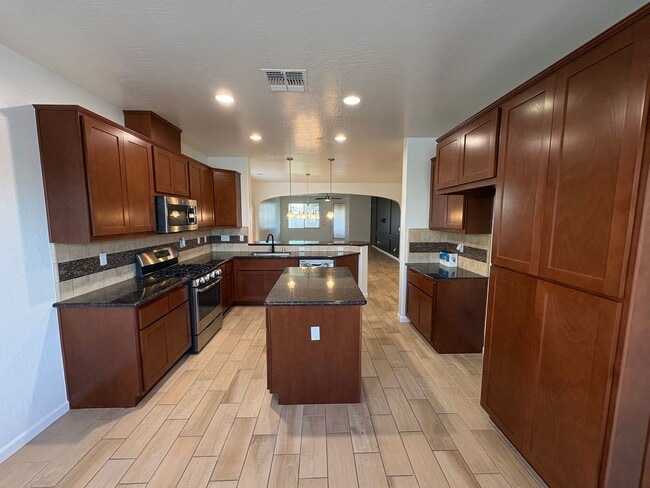 Building Photo - NW Visalia Home Near Shopping Center Available Now!