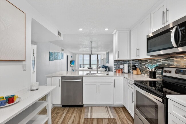 Building Photo - 9940 S Ocean Dr