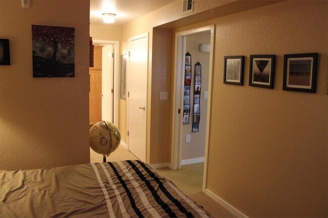 Building Photo - Fall 2026 Pre-Lease. Updated 1 Bedroom Con...