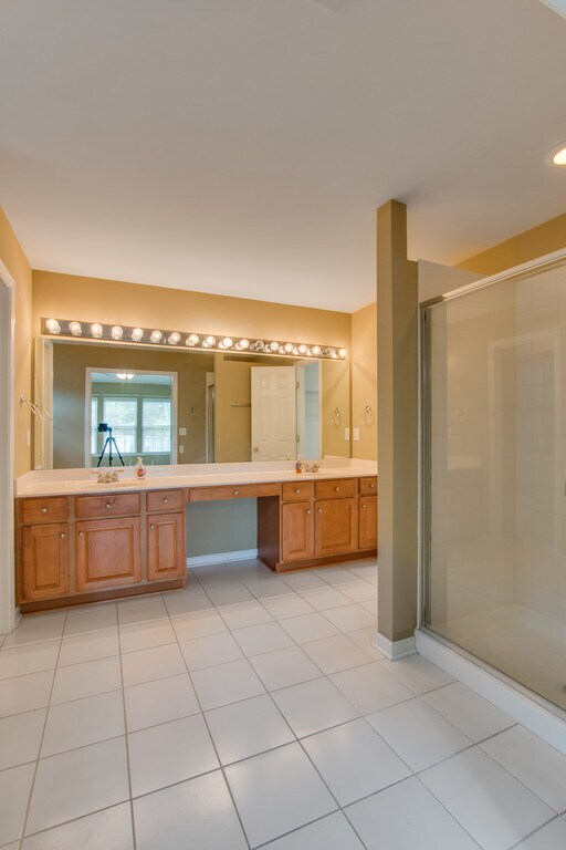 Building Photo - 4Bed/2.5Bath in Brentwood, Lawn Care Included!
