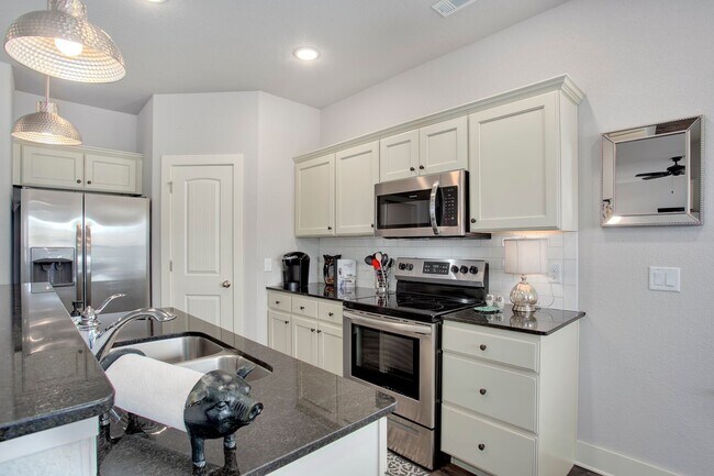 Building Photo - Walking Distance to UofA! Apply Today!! $1...