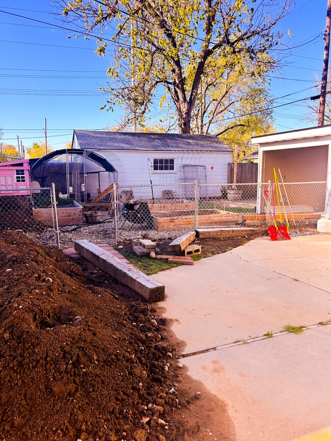 Building Photo - 1721 S Shoshone St