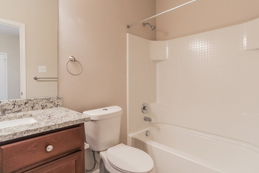 Building Photo - 2120 Foxglove Ct