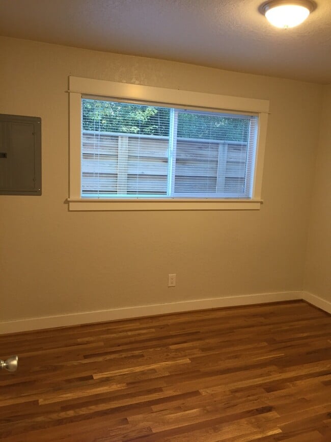 Building Photo - Modern Private Porch Hangout, Spacious Liv...