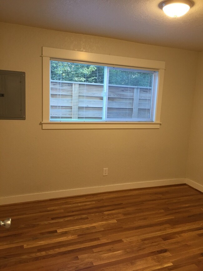 Building Photo - Remodel Spacious Living-Nook-Private Porch...