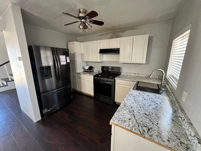 Building Photo - 2 Story, 2 Bedrooms, 2 Bath home with larg...
