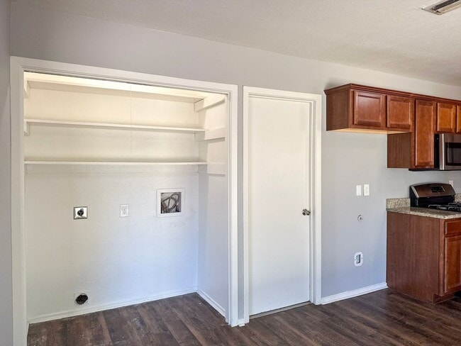 Building Photo - 3 Bedroom / 2 Bath / 2 Car Garage in Quiet...