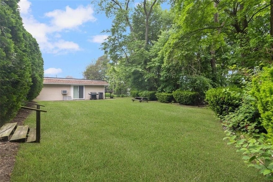 Building Photo - 60 Bethel St