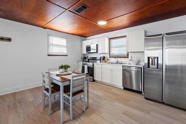 Building Photo - 1308 E 12th St