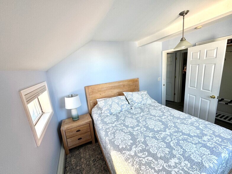 2nd bedroom -Queen bed - 213 Amber St