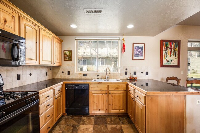 Building Photo - 6144 Fox Point Cir