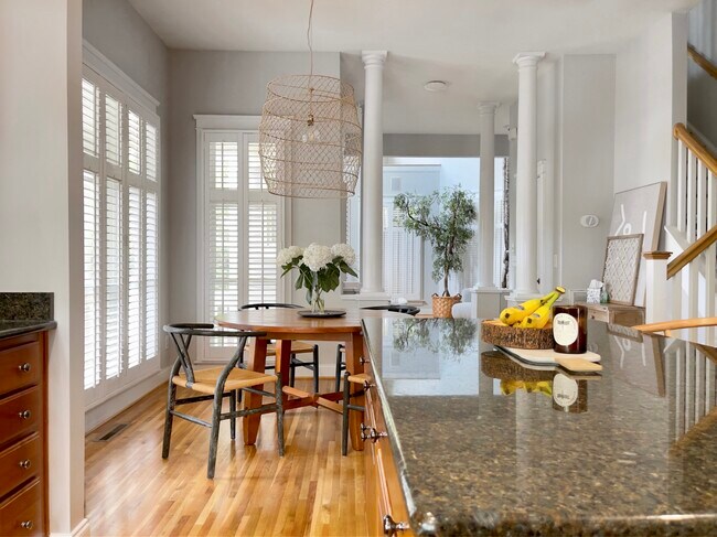 Building Photo - 946 Garden District Dr
