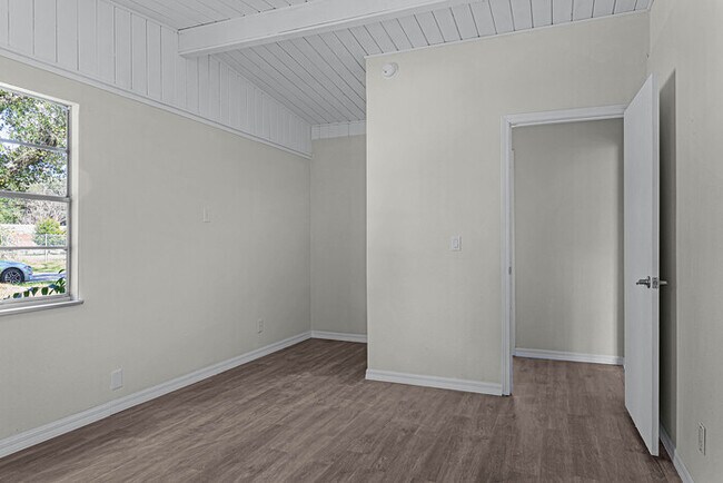 Building Photo - 1702 E Carol Dr