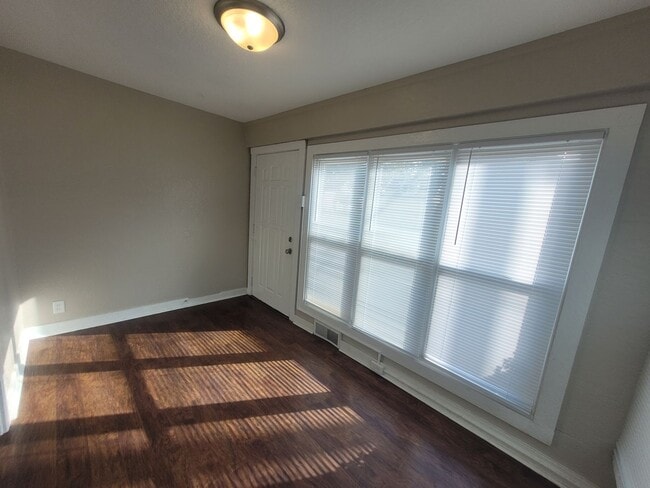 Building Photo - 6 Bedroom Home with large yard, washer/dry...
