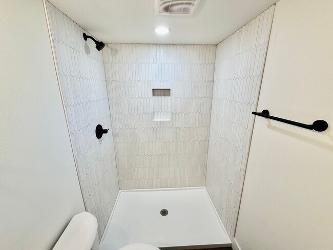Building Photo - Freshly Remodeled 5bd/2.5bath Home w/ Daylight Basement in Heart of Multnomah Village