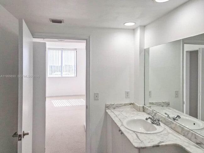 Building Photo - 2775 NE 187th St