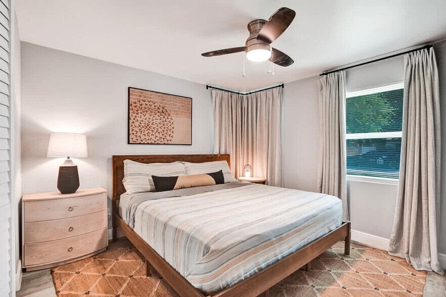 Building Photo - 1587 NE 30th St