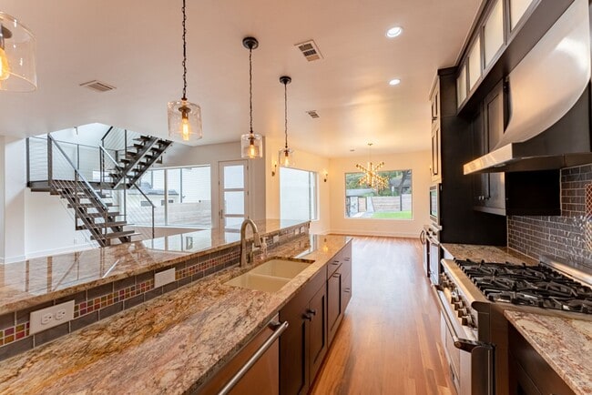 Building Photo - Gorgeous 4 bedroom, 5 bathroom House in Bouldin Creek!