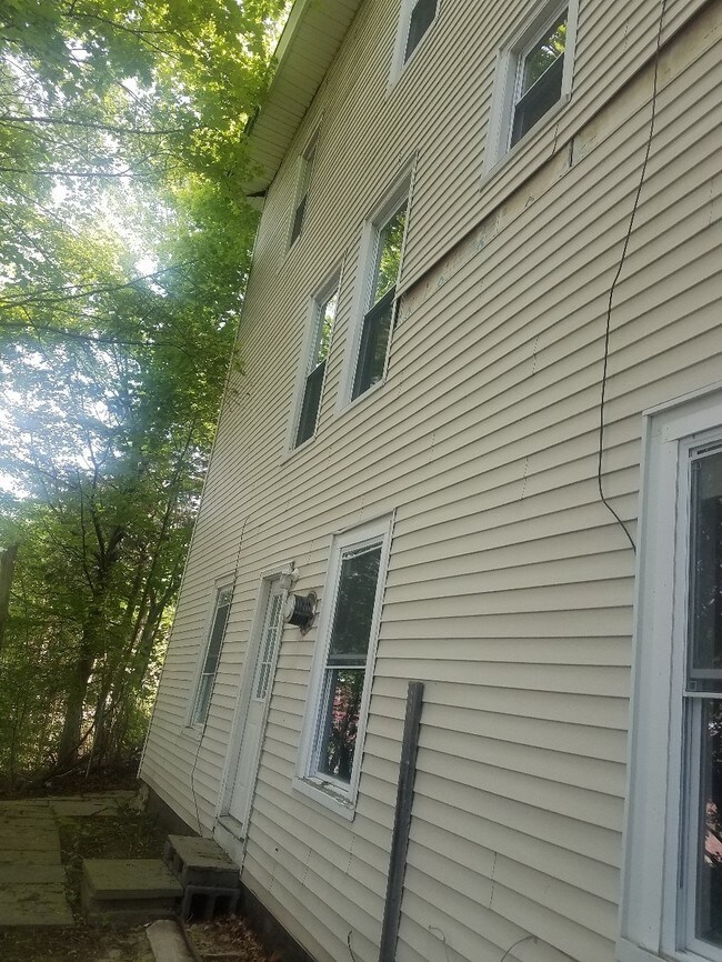 Building Photo - 11 Willow Ave