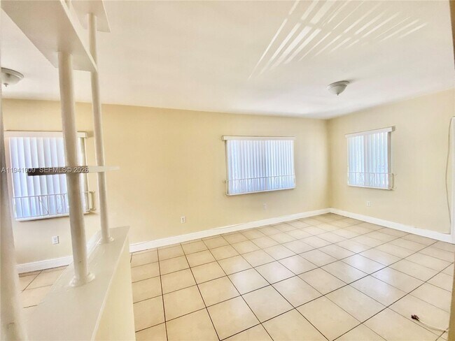 Building Photo - 930 SW 7th Ave