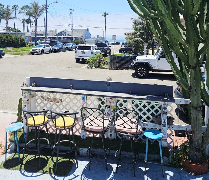 Property seating for sunsets or entertaining. - 934 S Myers St