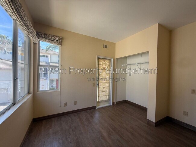Building Photo - 325 Blue Dolphin Dr