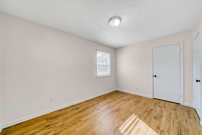 Building Photo - 337 Railroad St