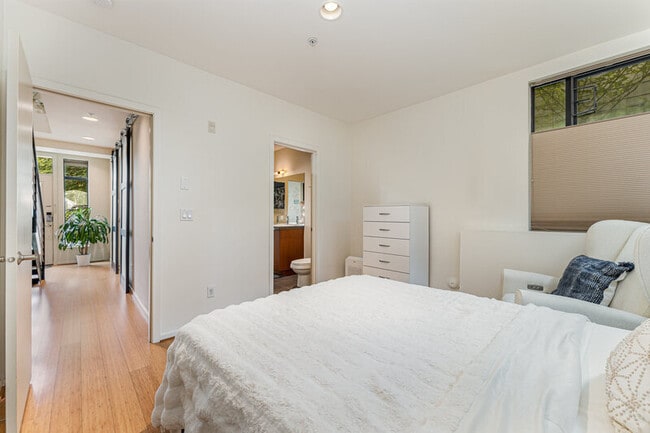 Building Photo - 1816 11th Ave