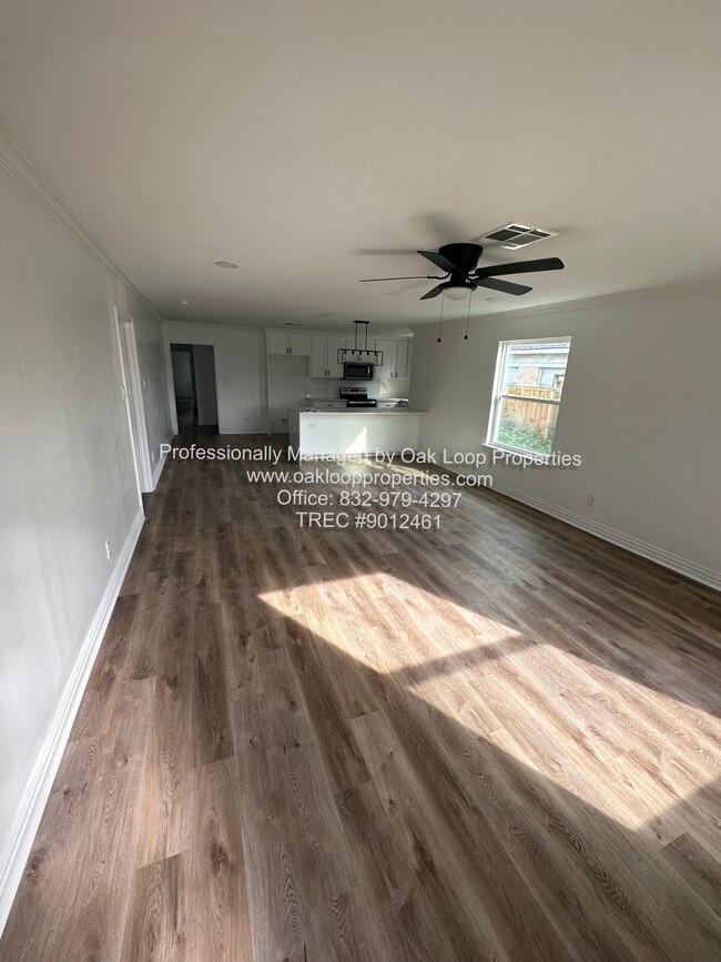 Building Photo - 1404 Des Jardines St