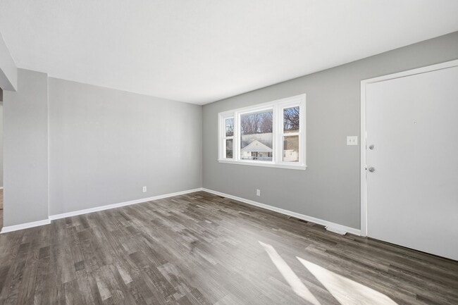 Building Photo - Move-In Ready 2 Bedroom Home with Basement Garage