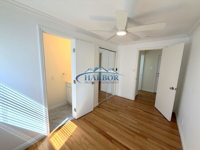 Building Photo - 827 W 22nd St