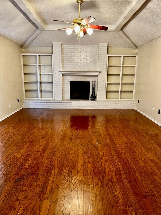 Building Photo - Great House