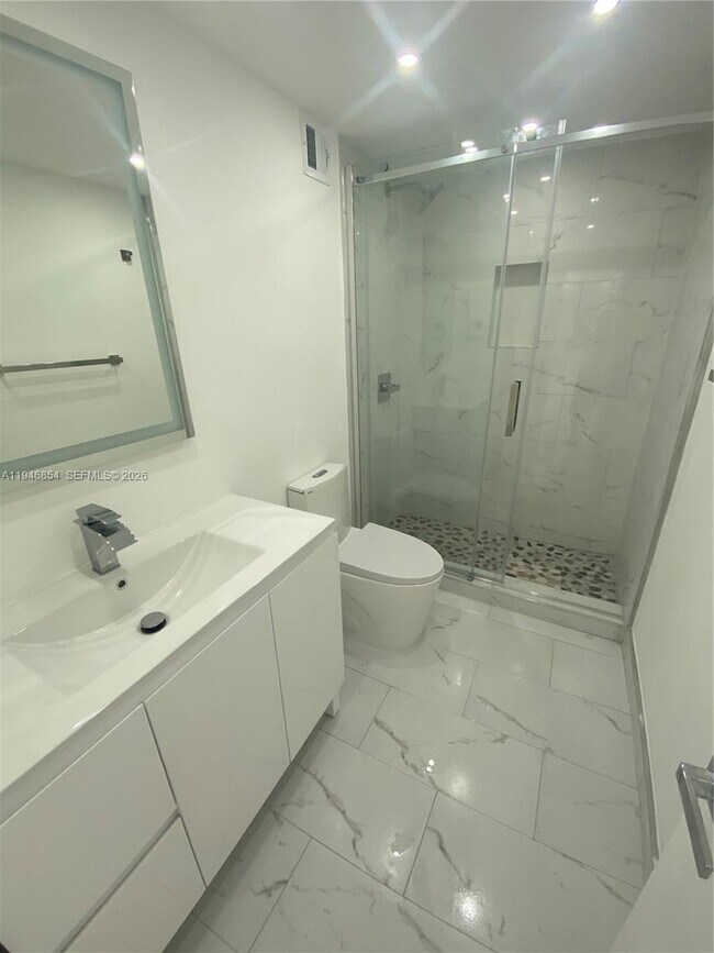 Building Photo - 400 Kings Point Dr