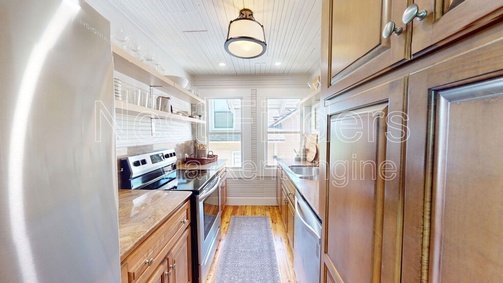 Building Photo - 807 2nd St S
