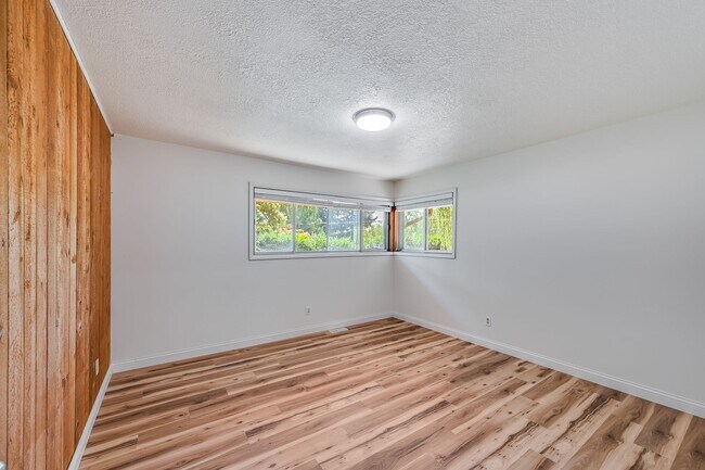Building Photo - 16631 SE Foster Rd