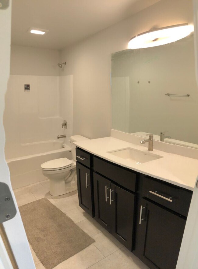 Building Photo - Modern Townhome, Centrally located.