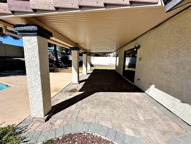 Building Photo - Green Valley Luxury Single Story: Pool, Putting Green, & 4 Bedrooms