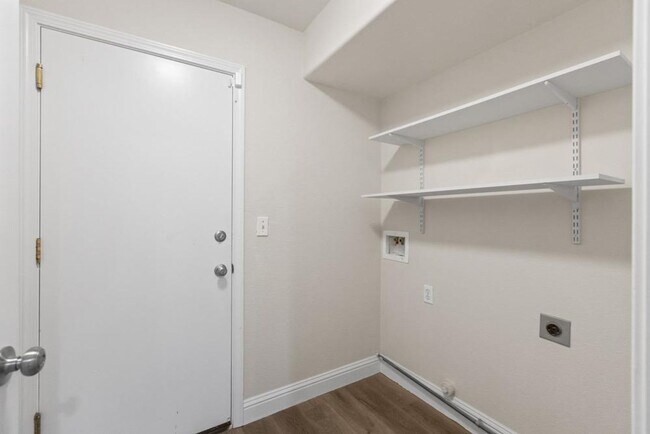 Building Photo - Gorgeous 3 Bedroom In Desired Natomas Park...