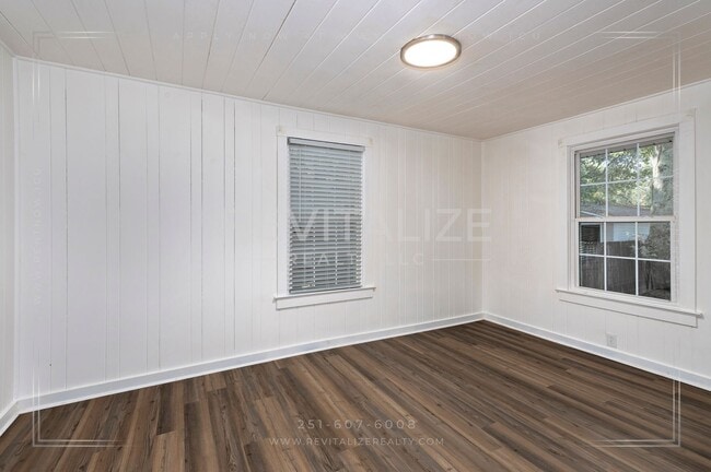 Building Photo - Adorable 3 Bed 2 Bath Cottage with Double ...