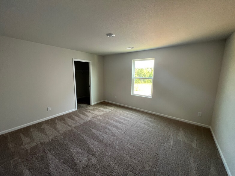 Building Photo - Room in House on Turning Lake Drive