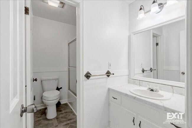 Building Photo - Amazing 4 Bedroom, 3 Bath Home With 2 Kitchens!