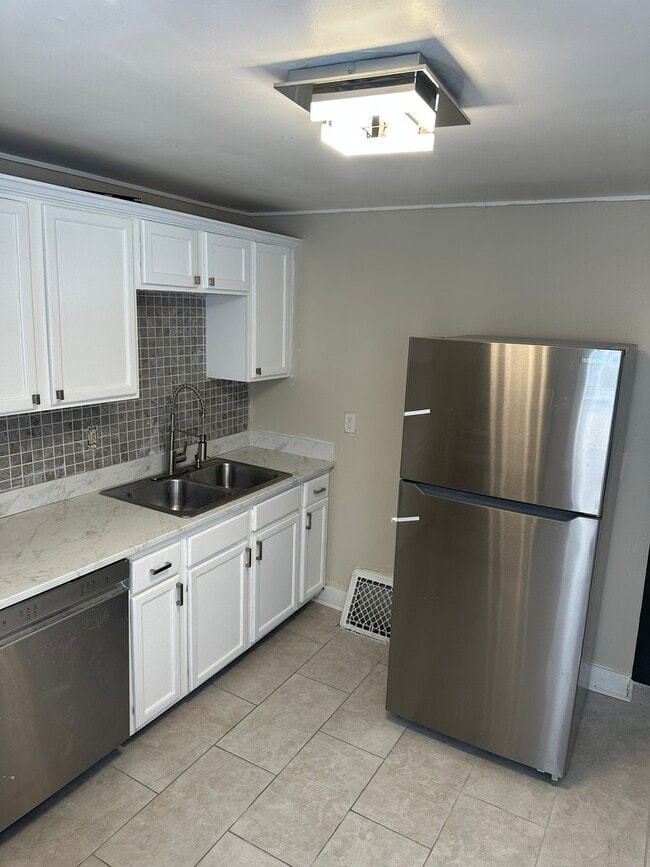 Building Photo - 554 W Station St