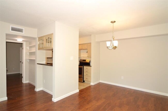 Building Photo - 3300 Pebblebrook Dr