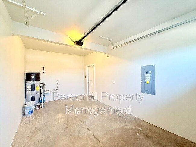 Building Photo - 417 NE Repass Rd