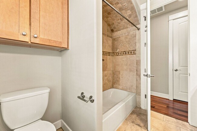 Building Photo - 303 Zennia St