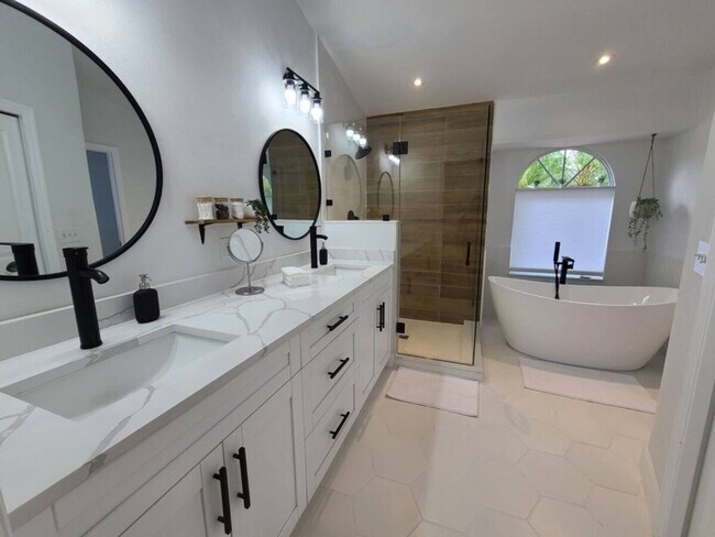Building Photo - Chic Stylish Pool House newly renovated
