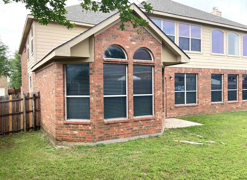 Building Photo - 2360 Merlin Dr