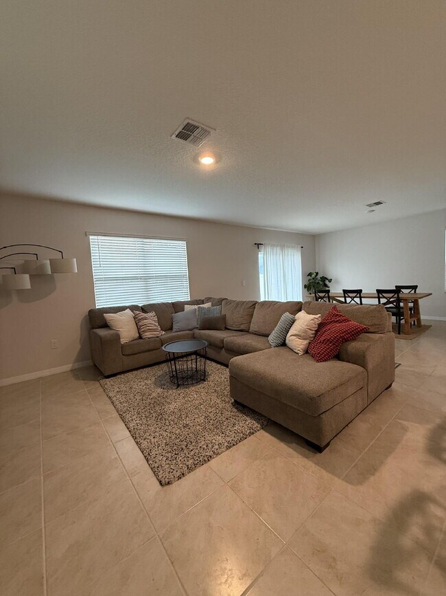 Building Photo - Large 4 Bedroom/2.5 Bathroom Home in Thompson Grove