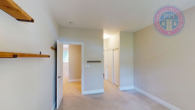 Building Photo - Stylish Townhouse, Luxury Amenities Throug...